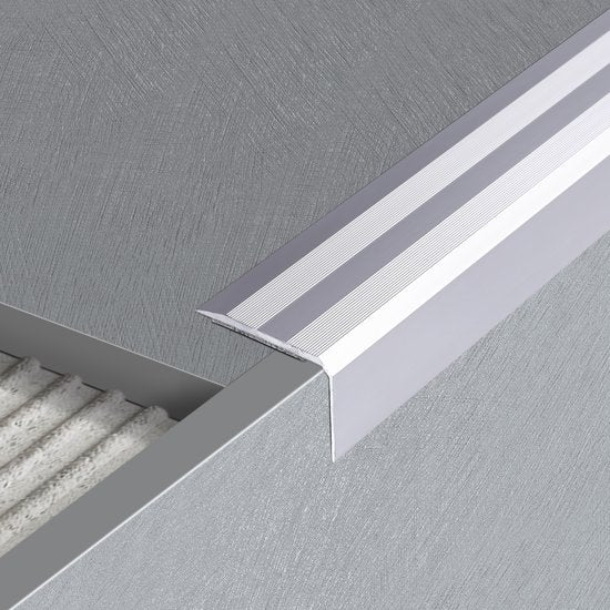 Selbstklebendes Treppenprofil 32 mm x 45 mm Matt Silber - Länge 1,50 Meter